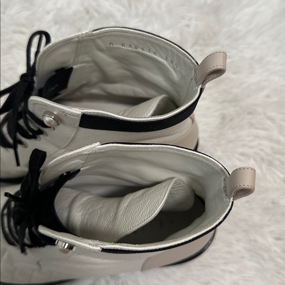 ❤️ AUTHENTIC! Chanel White Leather Lace Up Boots with Faux Pearl Detail - Picture 6 of 15